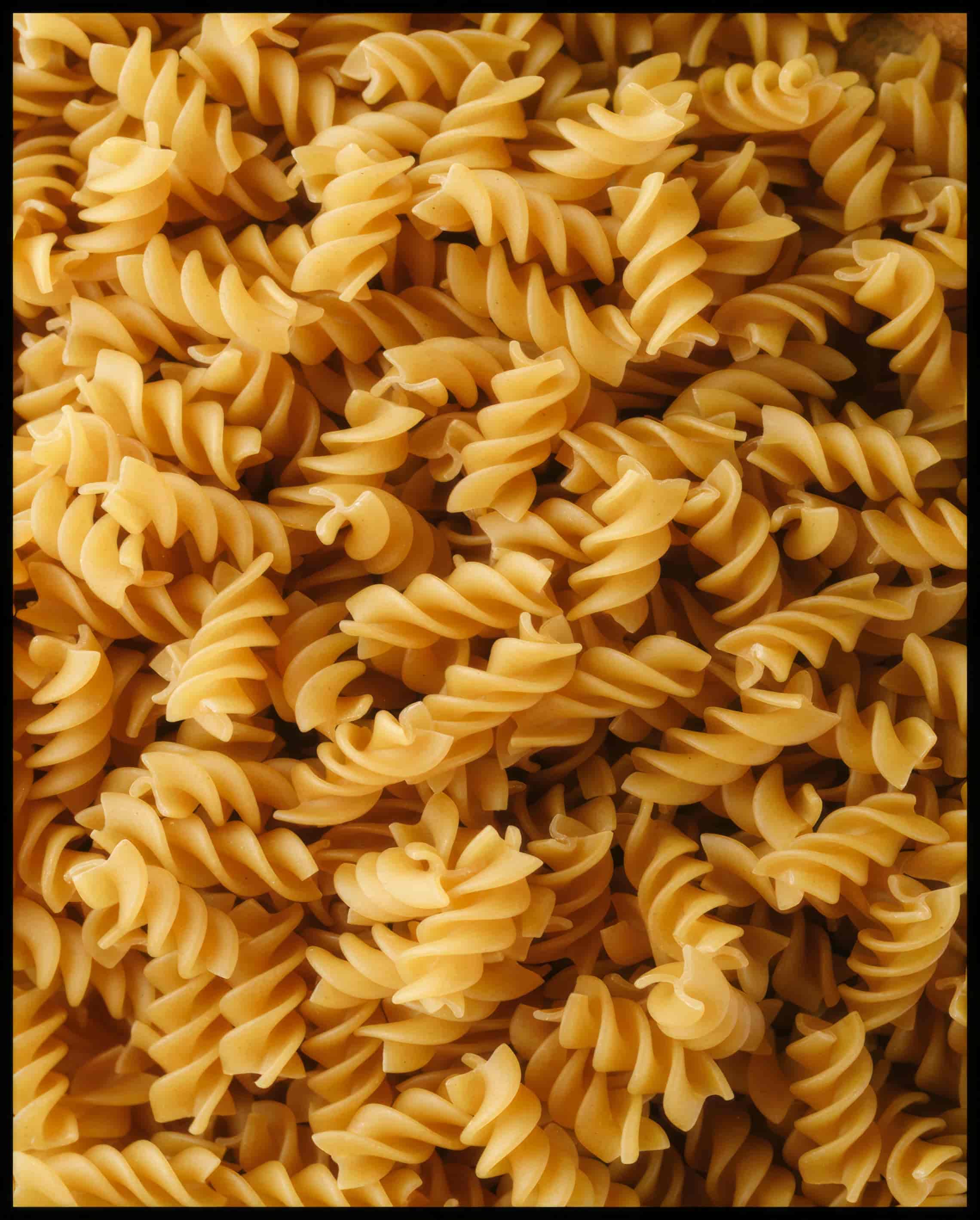 Ein Poster von vielen Fusilli Nudeln.