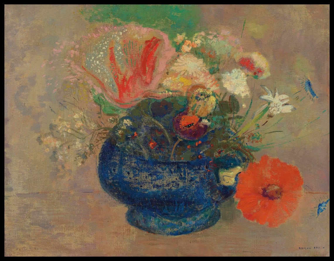 Fleurs dans une coupe bleue