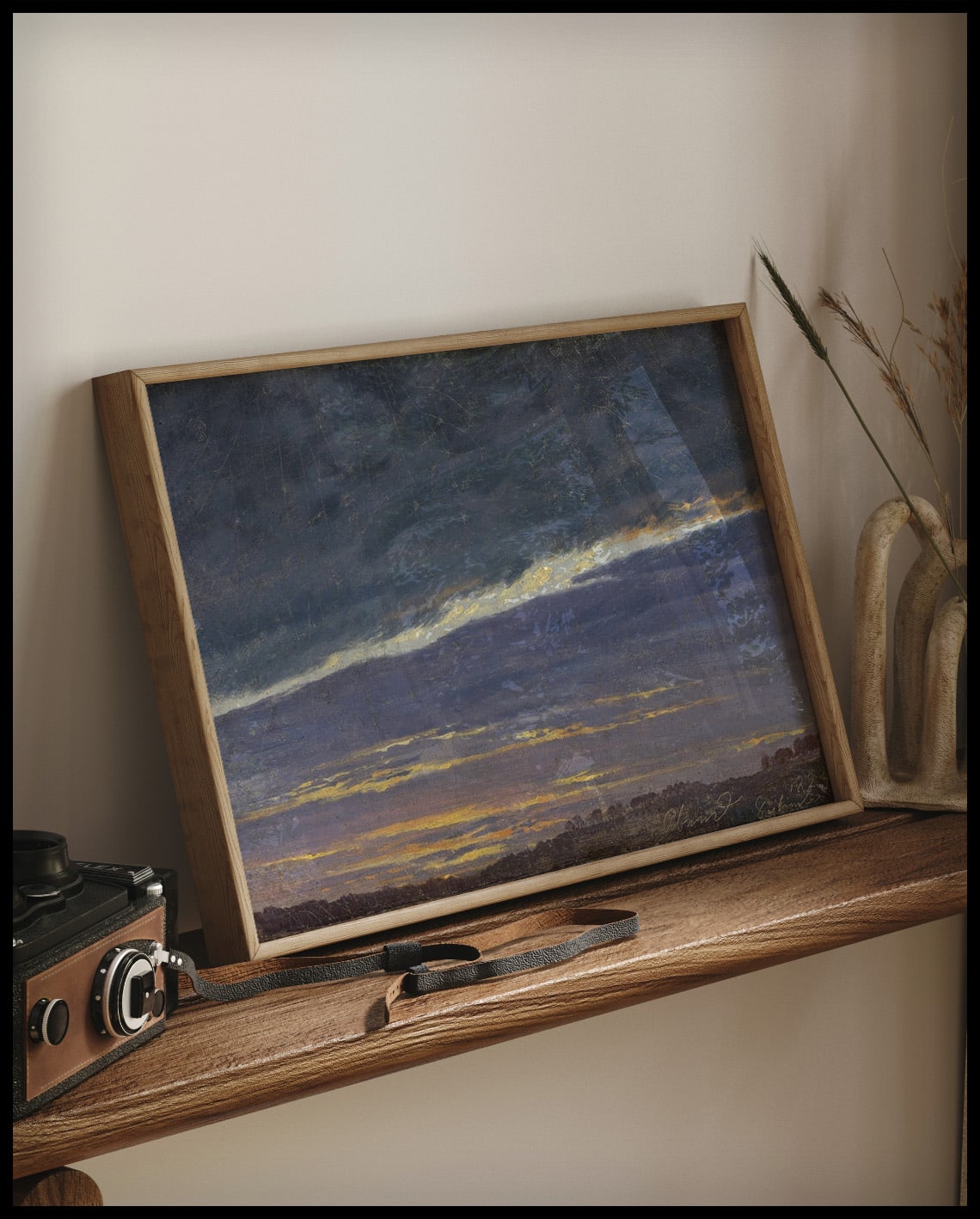 Ein gerahmter Kunstdruck mit dynamischem Wolkenbild, auf einem Regal stehend und an die Wand gelehnt