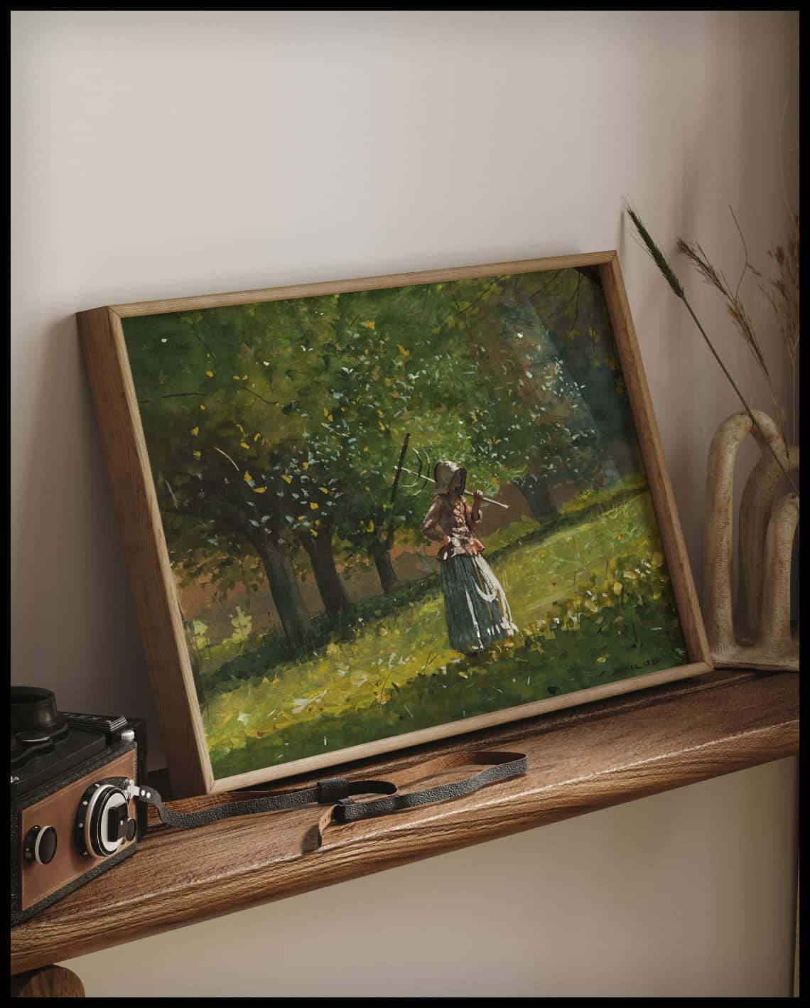 Fille avec râteau en bois
