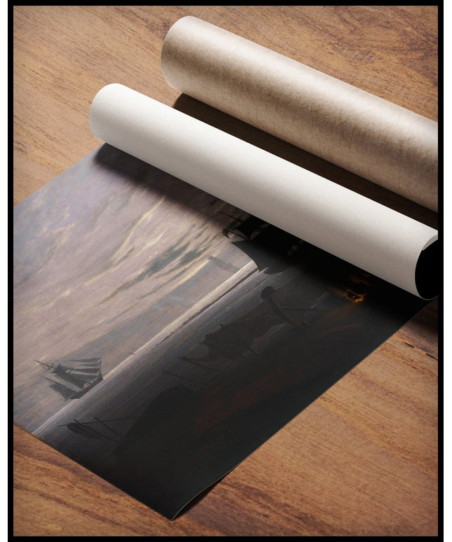 Ein Kunstdruck von einer Strandszene am Abend mit Schiffen im Hintergrund, gerollt auf einer Holzoberfläche liegend