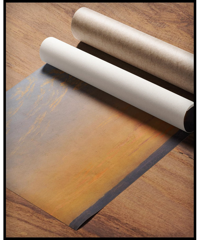 Ein Kunstdruck von einem Himmel im Licht des Sonnenuntergangs, gerollt auf einer Holzoberfläche liegend