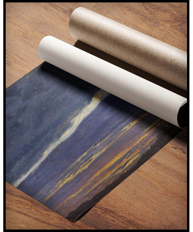 Ein Kunstdruck eines stimmungsvollen Himmels in Abenddämmerung, gerollt auf einer Holzoberfläche liegend