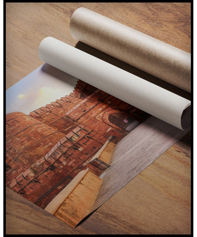 Ein Poster vom Agra Fort in Indien bei Sonnenuntergang, gerollt auf einer Holzoberfläche liegend