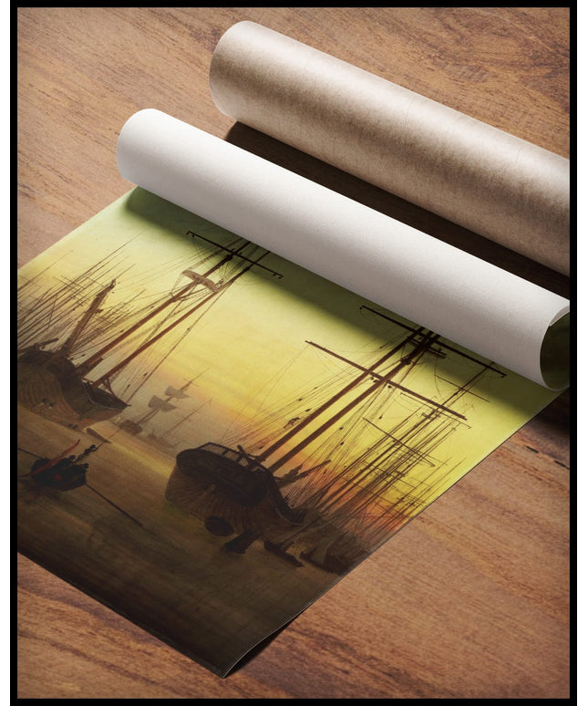 Ein Kunstdruck von Schiffen in einem Hafen bei Sonnenuntergang, gerollt auf einer Holzoberfläche liegend