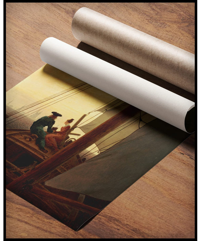 Ein Kunstdruck mit einer Segelszene, gerollt auf einem Holztisch liegend