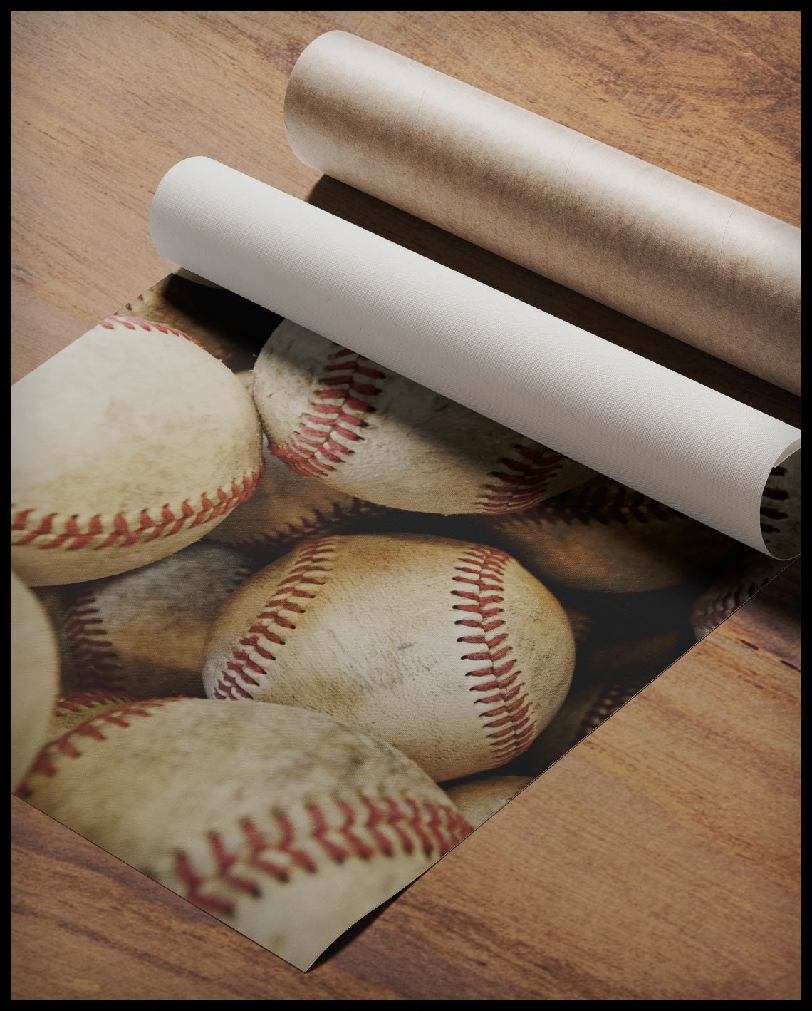 Ein Poster von mehreren alten Baseballbällen mit abgenutzten Nähten, gerollt auf einer Holzoberfläche liegend
