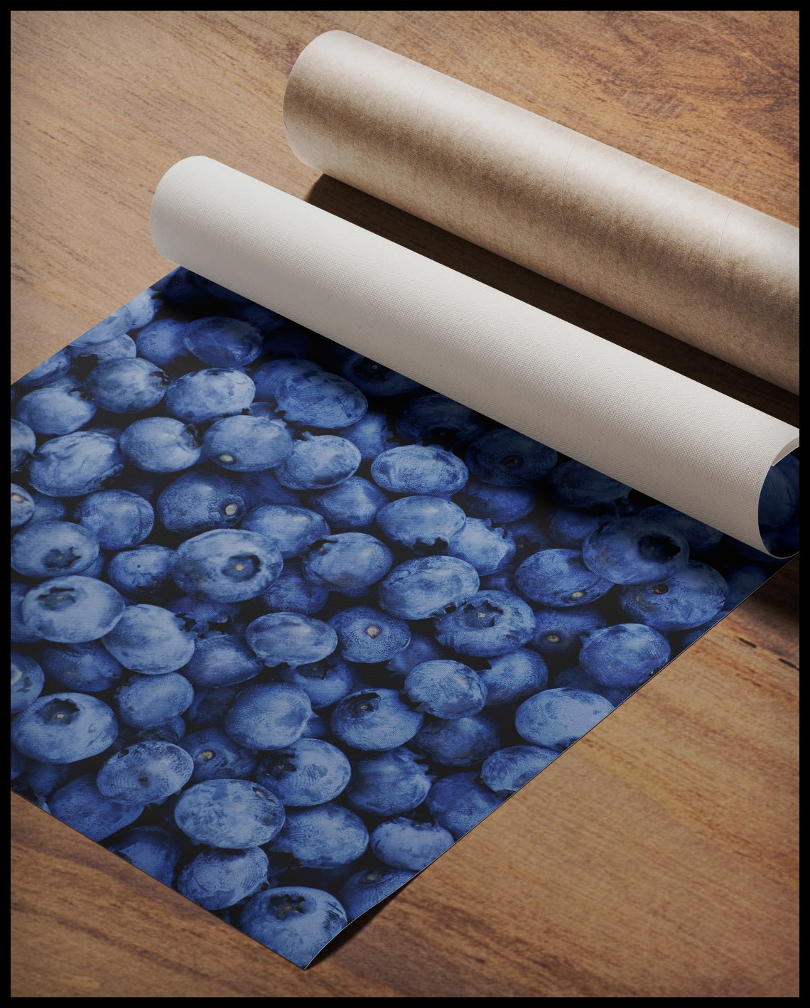 Ein Poster von einer Fülle von frischen Blaubeeren, die das gesamte Bild bedecken, gerollt auf einer Holzoberfläche liegend