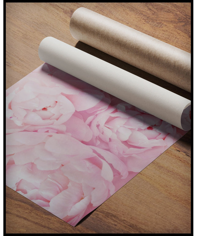 Ein Poster von zarten, rosa Blüten in voller Blüte, gerollt auf einer Holzoberfläche liegend