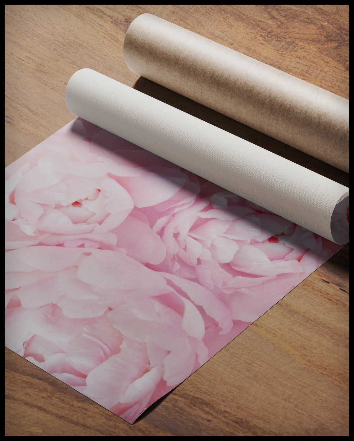 Ein Poster von zarten, rosa Blüten in voller Blüte, gerollt auf einer Holzoberfläche liegend