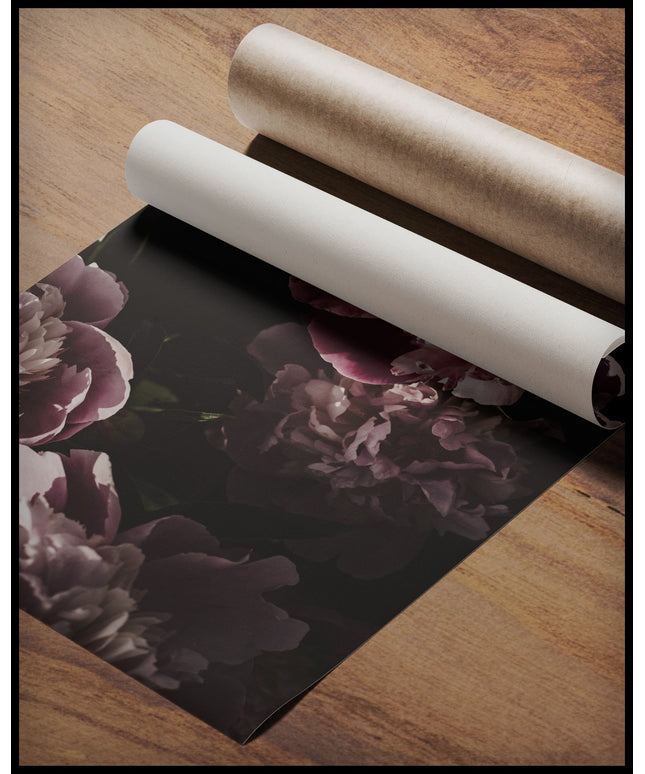 Ein Poster von blühenden Pfingstrosen in verschiedenen Rosa- und Lilatönen, gerollt auf einer Holzoberfläche liegend