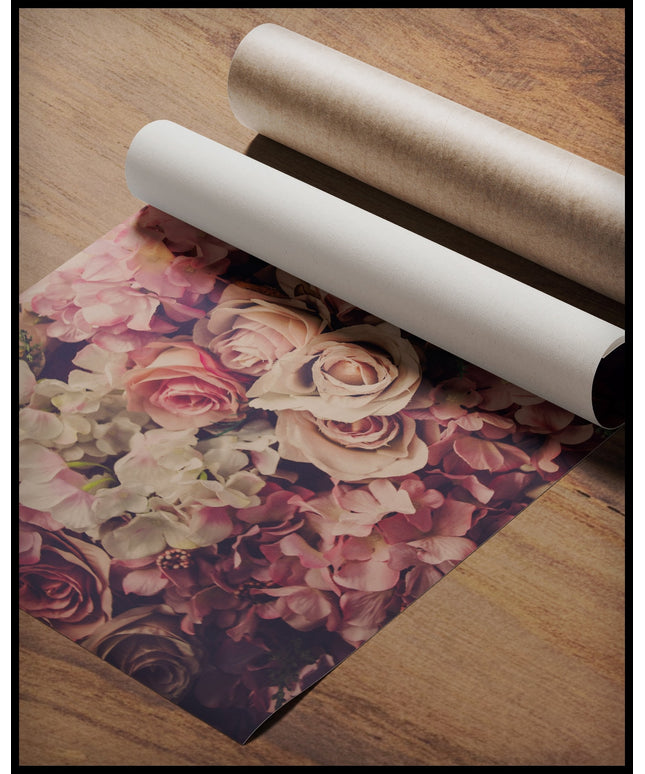 Ein Poster von einer Fülle rosa Blumen in einem üppigen Blumenstrauß, gerollt auf einer Holzoberfläche liegend