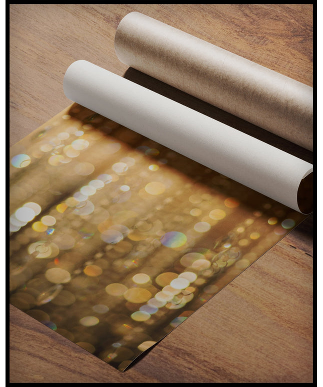 Ein Poster von goldenem Bokeh mit funkelnden Lichtreflexen, gerollt auf einer Holzoberfläche liegend