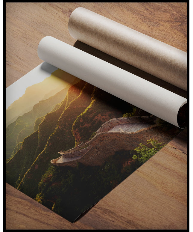 Ein Poster von der chinesischen Mauer im Sonnenuntergang, gerollt auf einer Holzoberfläche liegend