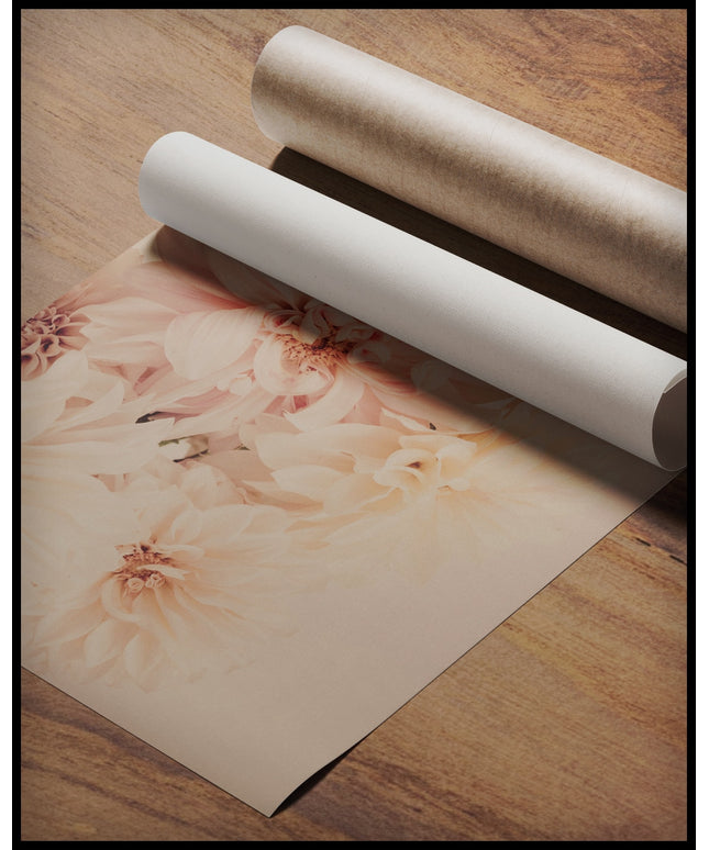 Ein Poster von zarten, pastellfarbenen Dahlienblüten, gerollt auf einer Holzoberfläche liegend