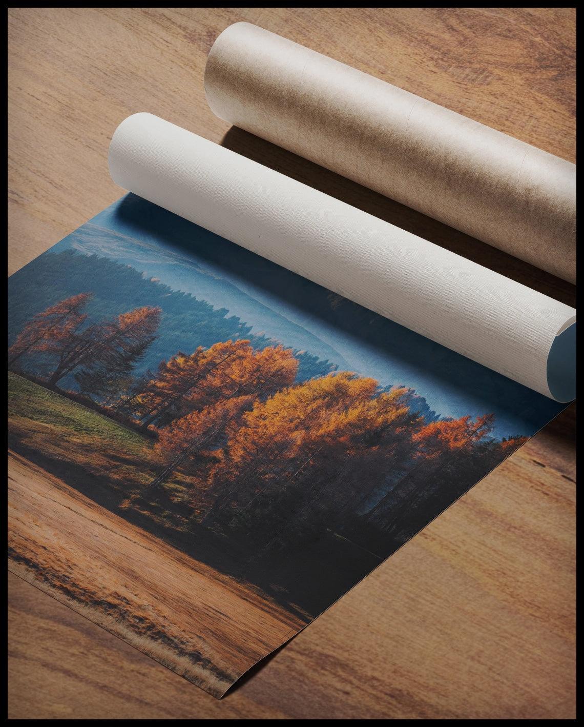Ein Poster von herbstlich gefärbten Bäumen vor einer Berglandschaft in den Dolomiten, gerollt auf einer Holzoberfläche liegend