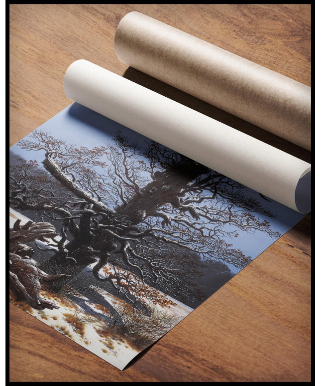 Ein Kunstdruck eines kahlen Eichbaums im Schnee gerollt auf einer Holzoberfläche liegend