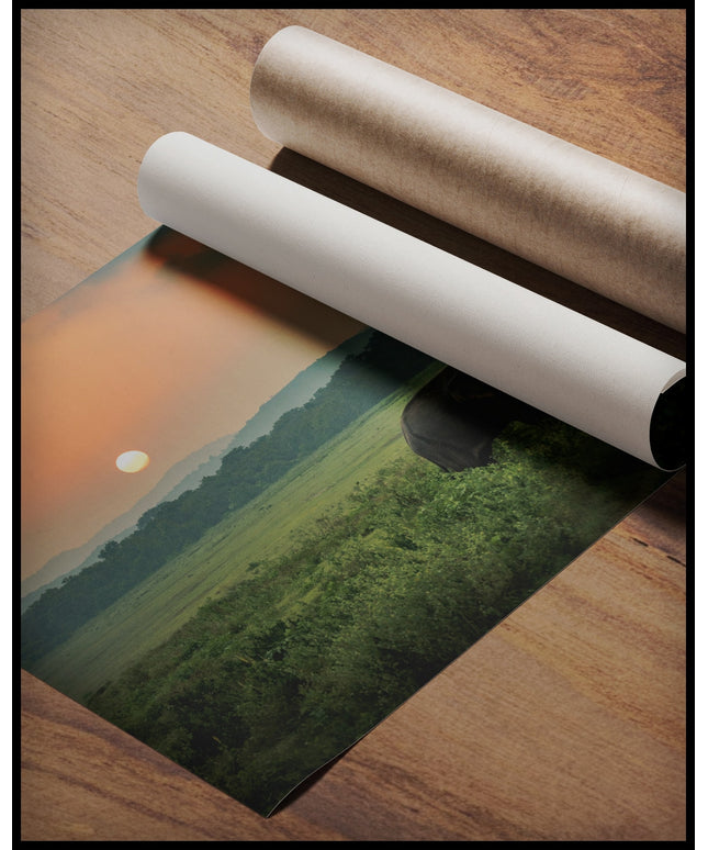 Ein Poster von zwei Elefanten bei Sonnenuntergang in Afrika, gerollt auf einer Holzoberfläche liegend