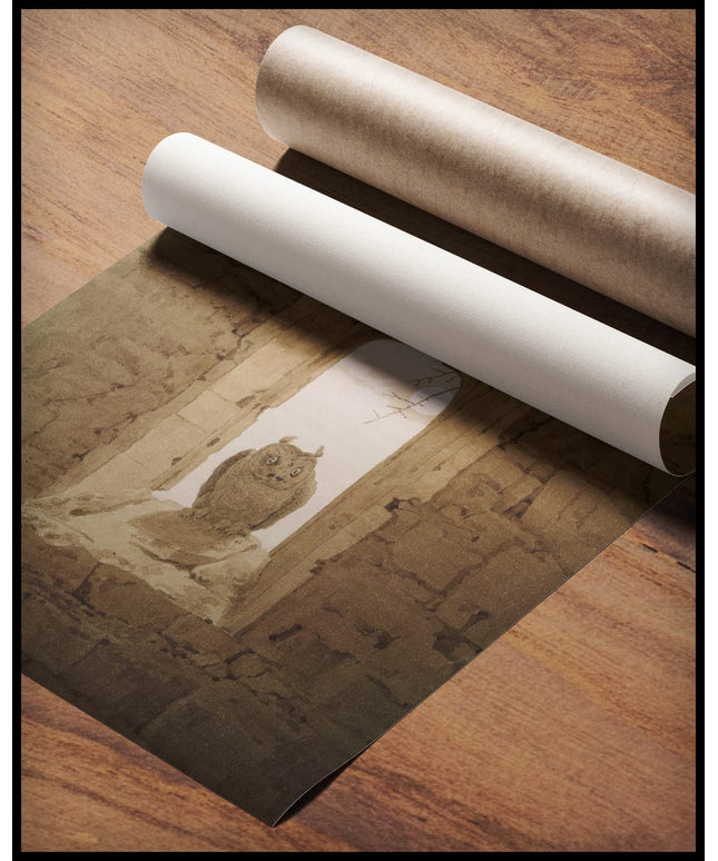 Ein Kunstdruck einer Eule, die in einem gotischen Fenster sitzt, gerollt auf einer Holzoberfläche liegend