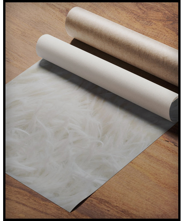 Ein Poster von weicher, weißer Struktur, die an Federn erinnert, gerollt auf einer Holzoberfläche liegend
