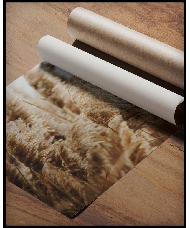 Ein Poster von einem vertrocknetem Getreidefeld im Wind, gerollt auf einer Holzoberfläche liegend