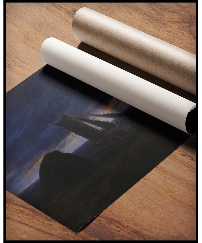 Ein Kunstdruck von zwei Fischerbooten zwischen zwei Felsen am Strand der Ostsee, gerollt auf einer Holzoberfläche liegend