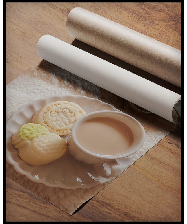 Ein Poster von einer Tasse Kaffee und Ananas-geformten Keksen auf einem Teller, arrangiert auf einem weichen, flauschigen Untergrund, gerollt auf einer Holzoberfläche liegend