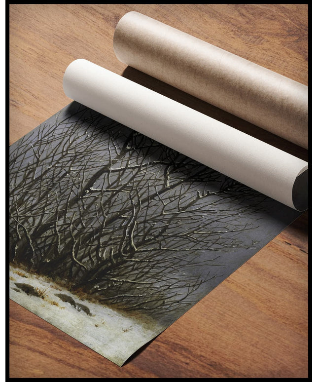 Ein Kunstdruck mit schneebedecktem Gebüsch, gerollt auf einer Holzoberfläche liegend