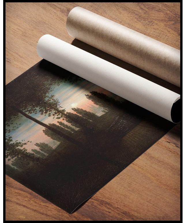 Ein Kunstdruck von einer eisernen Zauntür und einer weiten Landschaft, gerollt auf einer Holzoberfläche liegend