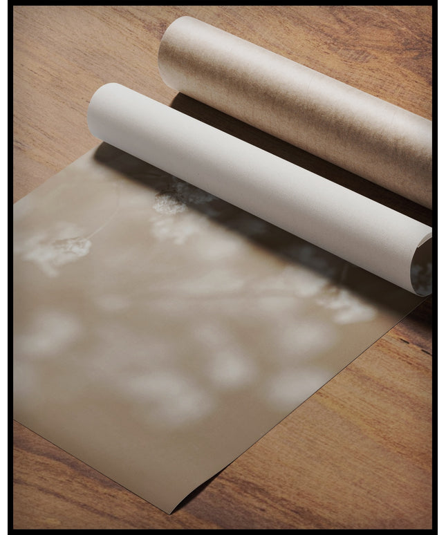 Ein Poster von getrocknetem Schleierkraut in sanften Beigetönen, gerollt auf einer Holzoberfläche liegend