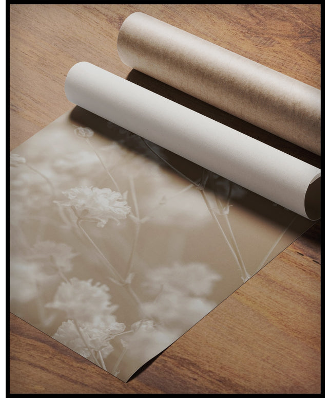 Ein Poster von beige gefärbtem Gipskraut in zarter Unschärfe, gerollt auf einer Holzoberfläche liegend