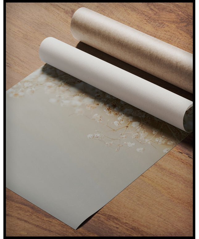 Ein Poster von zarten, weißen Gipskrautblüten in einer minimalistischen Anordnung, gerollt auf einer Holzoberfläche liegend