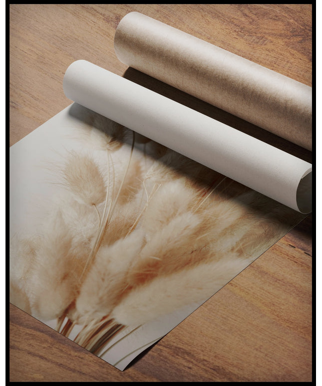 Ein Poster von beige gefärbtem Hasenschwanzgras in Nahaufnahme, gerollt auf einer Holzoberfläche liegend