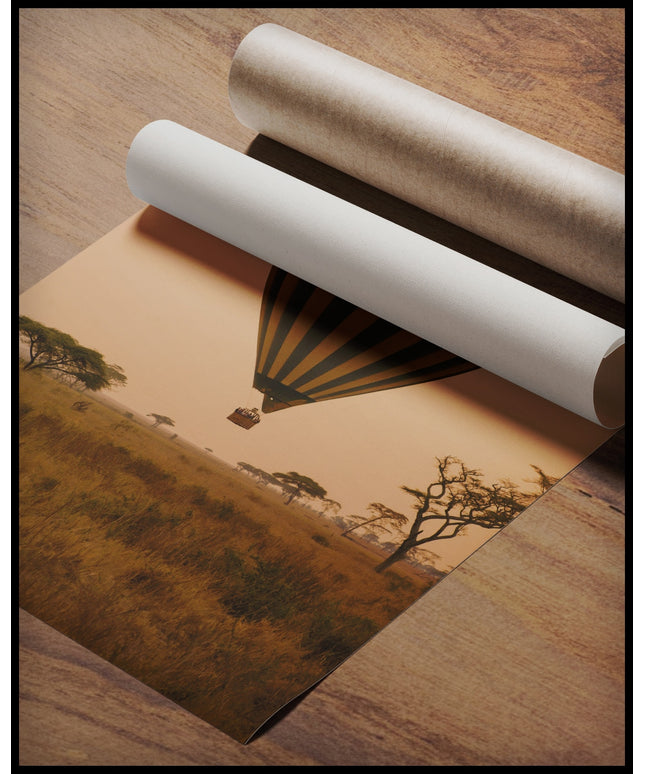 Ein Poster von einem Heißluftballon, der bei Sonnenuntergang über der afrikanischen Savanne schwebt, gerollt auf einer Holzoberfläche liegend