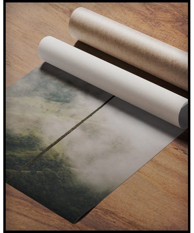 Ein Poster von einer hohen Palme im Nebel, gerollt auf einer Holzoberfläche liegend