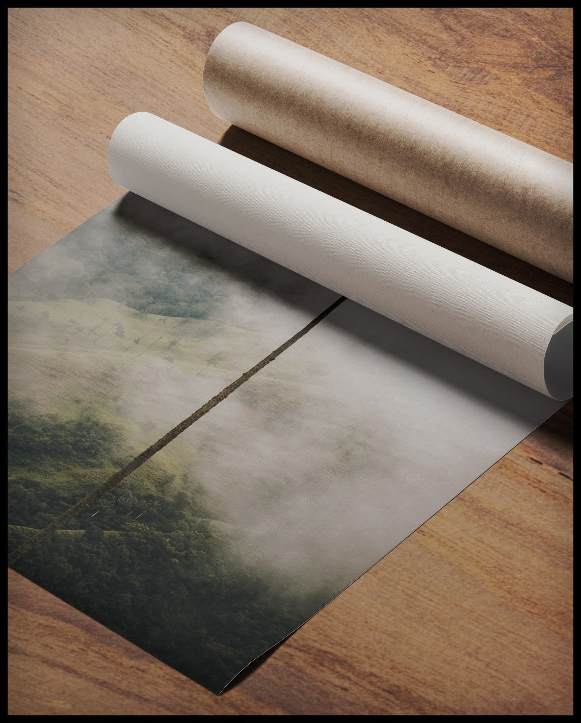 Ein Poster von einer hohen Palme im Nebel, gerollt auf einer Holzoberfläche liegend