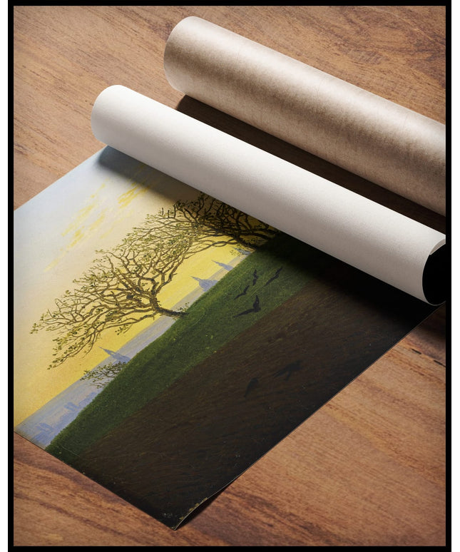 Ein Kunstdruck von einem grünen Hügel mit Bäumen neben einem Acker, gerollt auf einer Holzoberfläche liegend