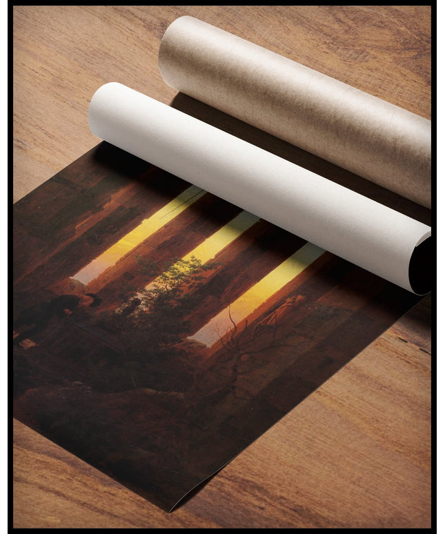 Ein Kunstdruck mit gotischen Ruinen und einer Figur vor einem Grabmal, gerollt auf einer Holzoberfläche liegend