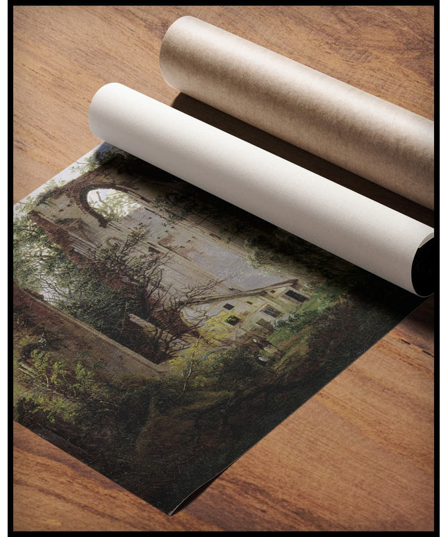 Ein Kunstdruck von einer antiken Klosterruine die von einigen Bäumen und Büschen bedeckt ist, gerollt auf einer Holzoberfläche liegend