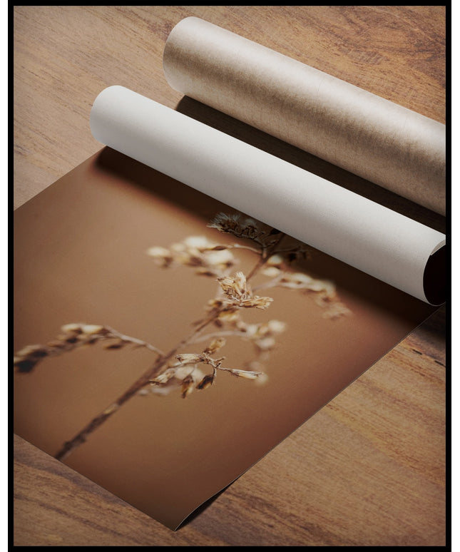 Ein Poster von einem Kräuterzweig vor einem unscharfen, bräunlichen Hintergrund, gerollt auf einer Holzoberfläche liegend