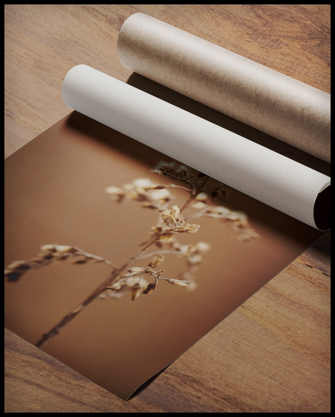 Ein Poster von einem Kräuterzweig vor einem unscharfen, bräunlichen Hintergrund, gerollt auf einer Holzoberfläche liegend