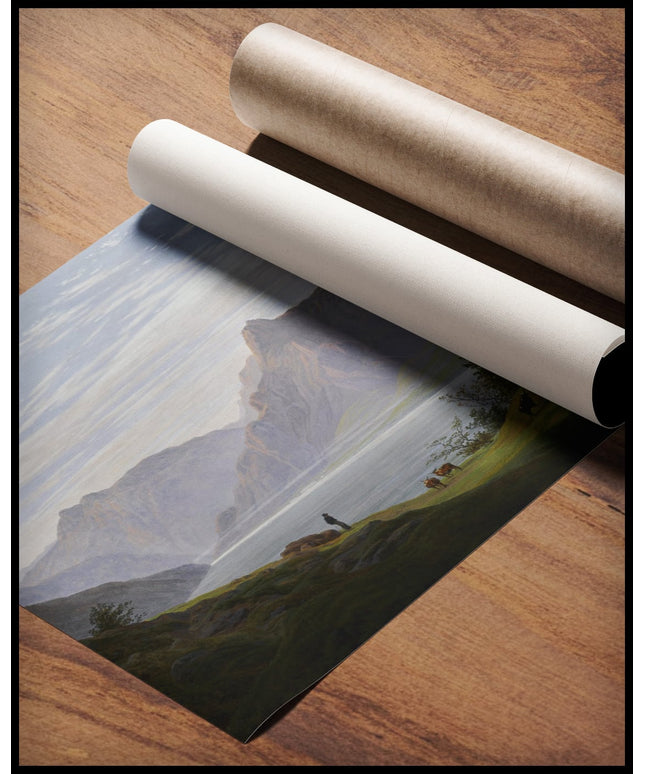 Ein Kunstdruck von einer steilen Berglandschaft mit einem Gebirgssee am Morgen, gerollt auf einer Holzoberfläche liegend