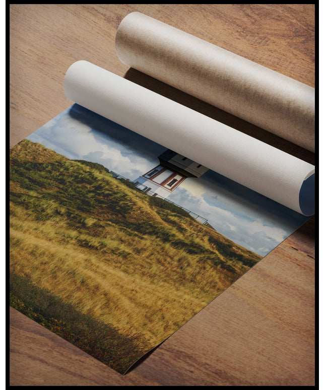 Ein Poster von einem weißen Wasserturm auf der Insel Langeoog, gerollt auf einer Holzoberfläche liegend