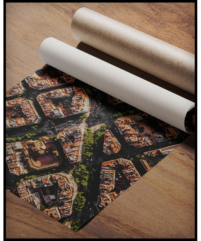 Ein Poster von einer Luftaufnahme der Innenstadt von Barcelona, gerollt auf einer Holzoberfläche liegend