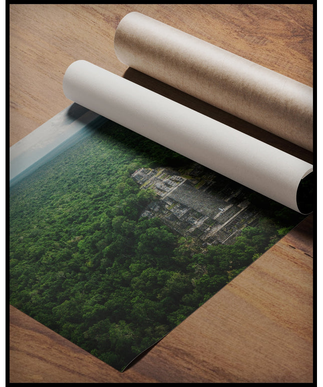 Ein Poster von einem antiken Maya-Tempel, der aus dichtem, grünem Dschungel herausragt, gerollt auf einer Holzoberfläche liegend