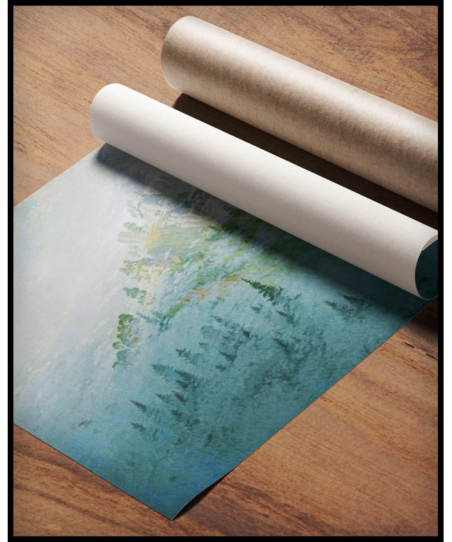 Ein Kunstdruck vom Blick auf einen nebligen Berggipfel mit Bäumen am Bergfuß, gerollt auf einer Holzoberfläche liegend