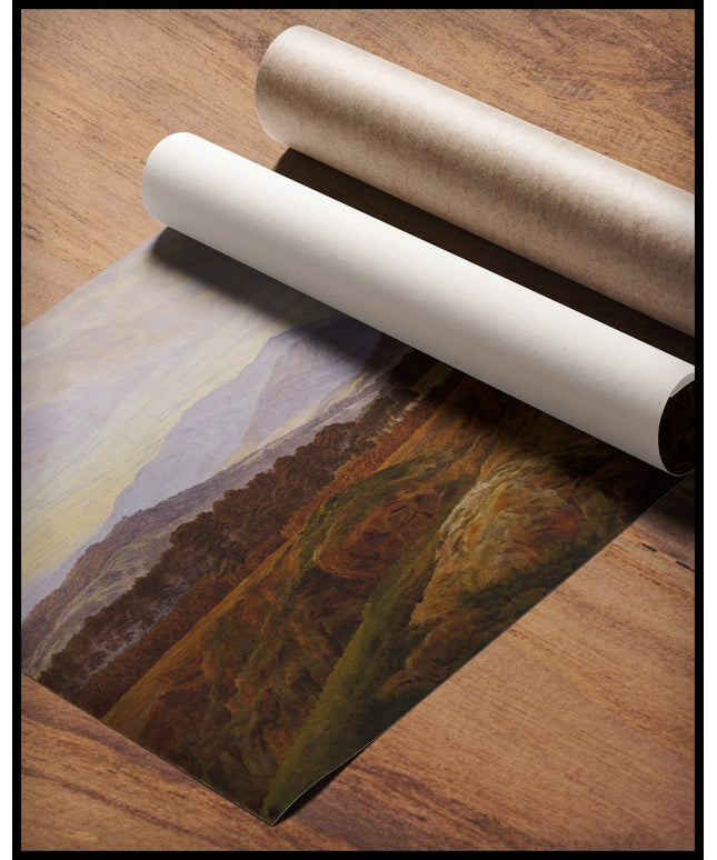 Ein Kunstdruck von einer bewaldeten, aufsteigenden Gebirgslandschaft im Riesengebirge, gerollt auf einer Holzoberfläche liegend