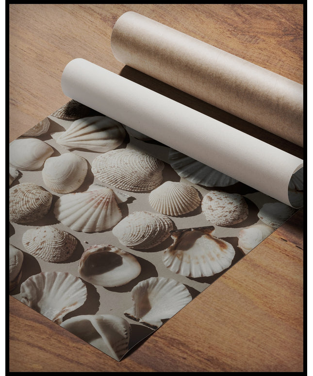 Ein Poster von mehreren weißen Muscheln auf beigefarbenen Untergrund, gerollt auf einer Holzoberfläche liegend