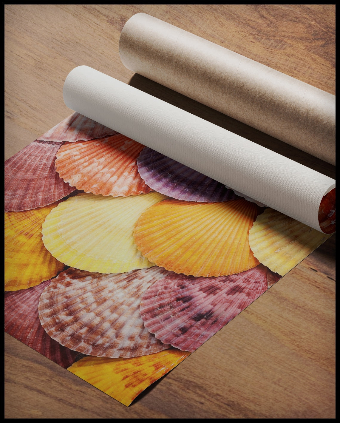 Ein Poster einer Nahaufnahme von bunten Muscheln die nebeneinander und übereinander angeordnet sind, gerollt auf einer Holzoberfläche liegend