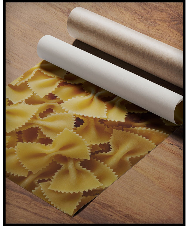 Ein Poster von mehreren Farfalle Nudeln, gerollt auf einer Holzoberfläche liegend